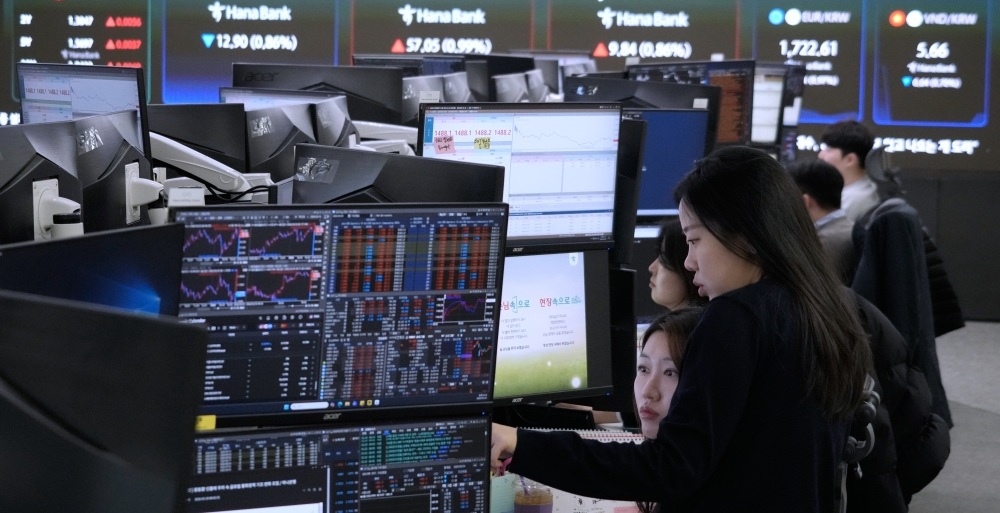 غرفة تداول العملات الأجنبية في المقر الرئيسي لبنك هانا في سيول، كوريا الجنوبية (أ.ب)